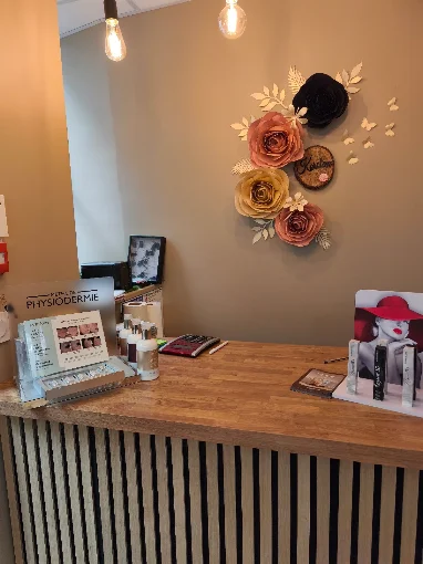 Le comptoir et la décoration florale