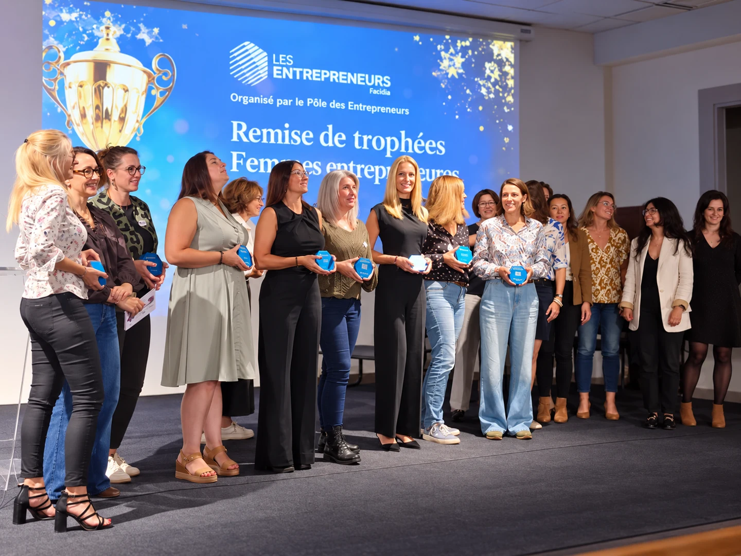 Photo de groupe sur scène lors de la remise des Trophées Femmes Entreprenantes en Drôme.